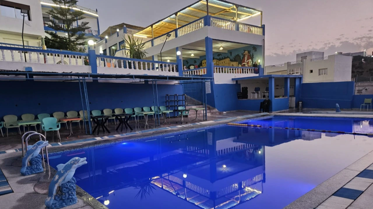 La piscine avec terrasse surplombante
